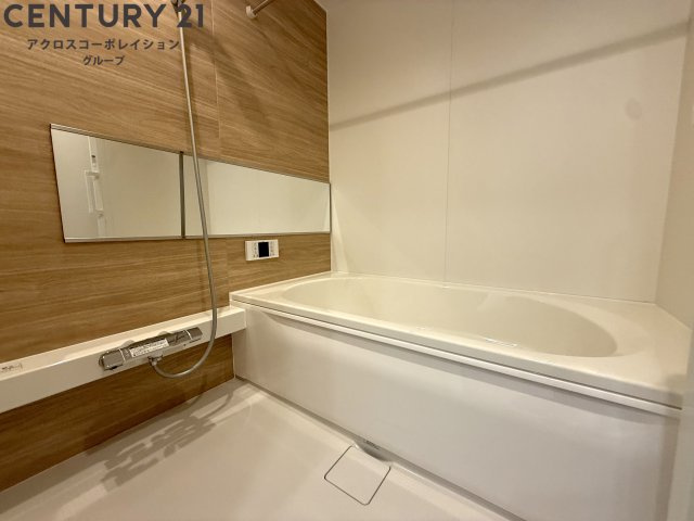 約1坪サイズのお風呂で足を伸ばして入浴できます☆
