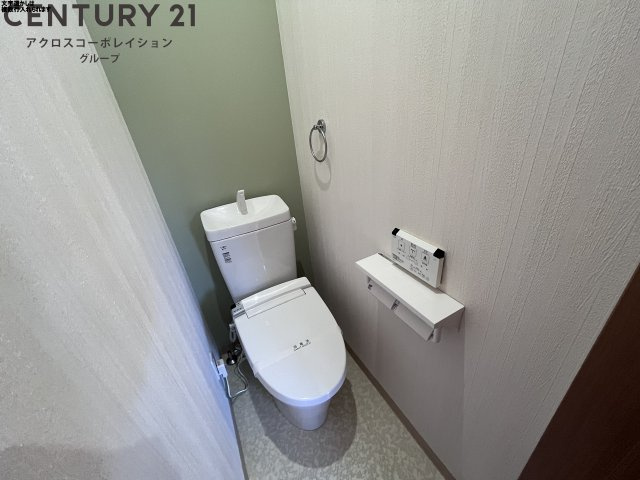 温水洗浄便座付きのトイレです♪