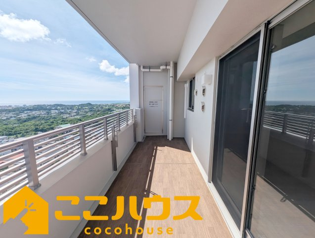 ベアーズコート北谷町上勢頭ヒルズのバルコニー|光を取り込みやすく、日常使いしやすいバルコニー
