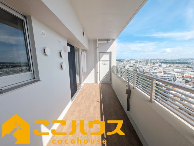 ベアーズコート北谷町上勢頭ヒルズのバルコニー|光を取り込みやすく、日常使いしやすいバルコニー