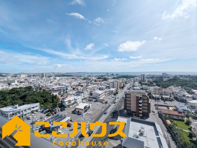 ベアーズコート北谷町上勢頭ヒルズの展望|バルコニーから広がる開放的な眺望。周辺施設も身近に感じられる便利な住環境です♪