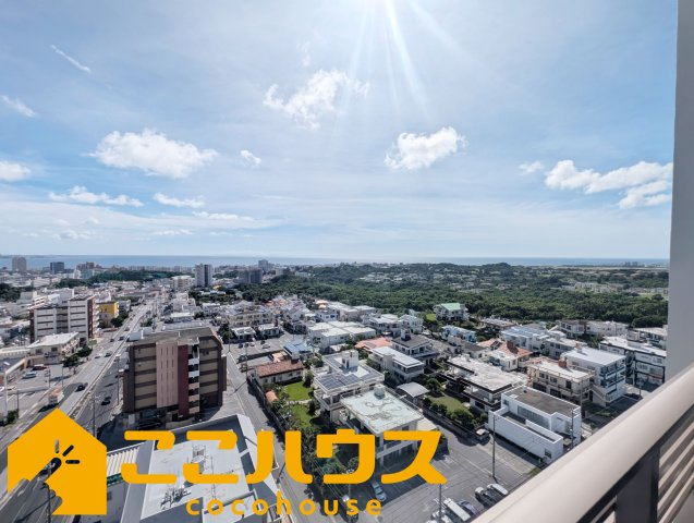 ベアーズコート北谷町上勢頭ヒルズの展望|バルコニーから広がる開放的な眺望。周辺施設も身近に感じられる便利な住環境です♪
