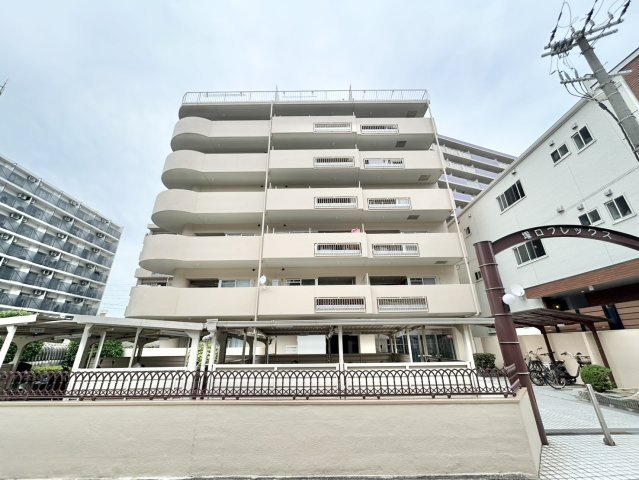 塚口フレックスの外観|9階建ての8階部分のお部屋です。隣室との間が吹き抜けのため、全室に窓があり角部屋のような開放感♪