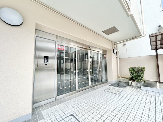 塚口フレックスのエントランス|オートロック付きで防犯面も安心！快適で安全な暮らしを叶える、新生活にぴったりのマンションです。