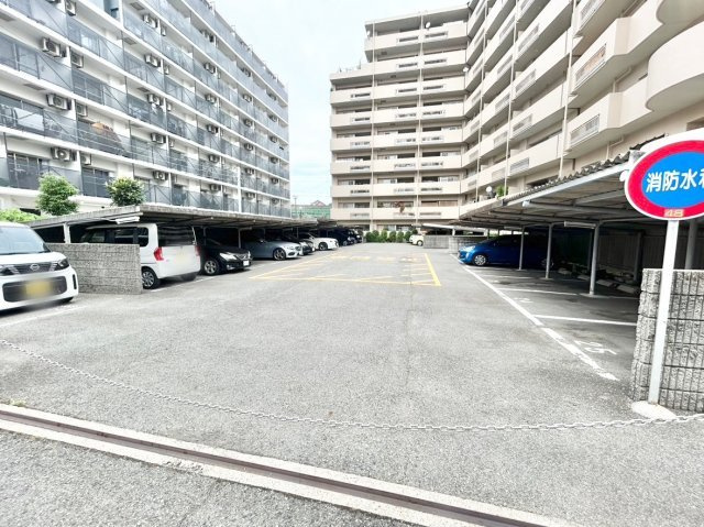 塚口フレックスの駐車場|車の出し入れがしやすい平面駐車場で、毎日の利用も快適です。高さ制限を気にせず駐車できます。
