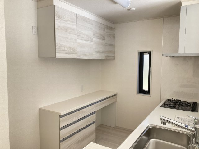 アイタウン前橋市朝倉町3丁目　新築戸建ての設備|【イメージ画像】キッチンにはカップボード付き！