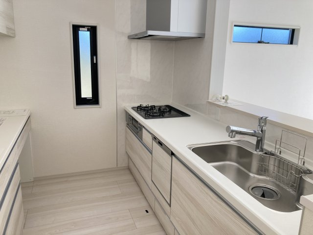 アイタウン前橋市朝倉町3丁目　新築戸建てのキッチン|【イメージ画像】人気のカウンターキッチン採用です☆
コンロも３口ご用意しています！調理スペースも広くストレスなくお料理できます。
浄水器つきなので美味しいお水も飲めますよ♪
収納も沢山ご用意しています