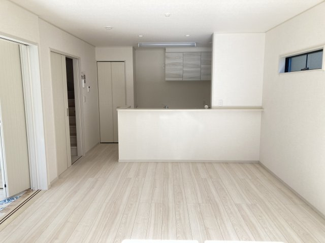 アイタウン前橋市朝倉町3丁目　新築戸建ての居間・リビング|【イメージ画像】ゆったり過ごせる16帖リビングです
人気の対面式キッチンを配した空間はお好みの家具も合わせやすく、家族がくつろぐ快適な空間造りをサポート。窓からは明るい陽光が差し込みます。