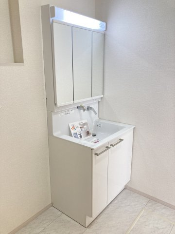 アイタウン前橋市朝倉町3丁目　新築戸建ての独立洗面台|【イメージ画像】シャワー水栓付き洗面台で朝の身支度もバッチリです！
洗面台には収納スペースもあり洗面室もすっきり片付きますよ
