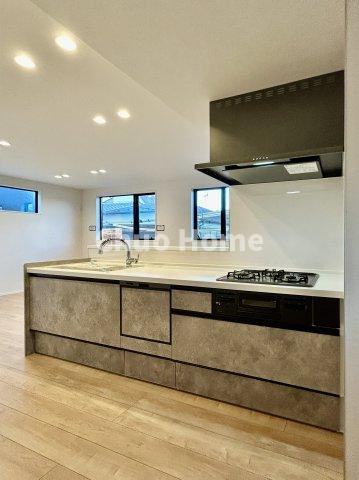 葛飾区金町5丁目新築分譲住宅のキッチン|ワイドで収納豊富なシステムキッチン