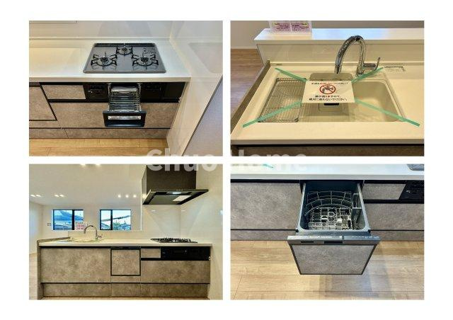 葛飾区金町5丁目新築分譲住宅のキッチン|【システムキッチン】ワイドで収納豊富な使い勝手の良いカウンターキッチンには、食洗器・伸縮タイプのキッチン水栓、三ツ口コンロ・魚焼きグリルなどの便利な設備が標準完備されています。