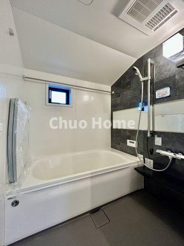 葛飾区金町5丁目新築分譲住宅の浴室|【バスルーム】暖房換気乾燥機付きシステムバスルーム。暖房・冷風・換気・乾燥など、毎日を快適に過ごせるうれしい機能が揃っています。雨の日の洗濯物も安心です。