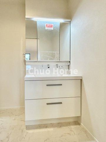 葛飾区金町5丁目新築分譲住宅の独立洗面台|【洗面化粧台】洗面化粧台には三面鏡を採用。身だしなみを整えやすい事はもちろんですが、鏡の後ろに収納スペースを設ける事により、散らかりやすい洗面スペースをすっきりさせる事が出来るのも嬉しいですね
