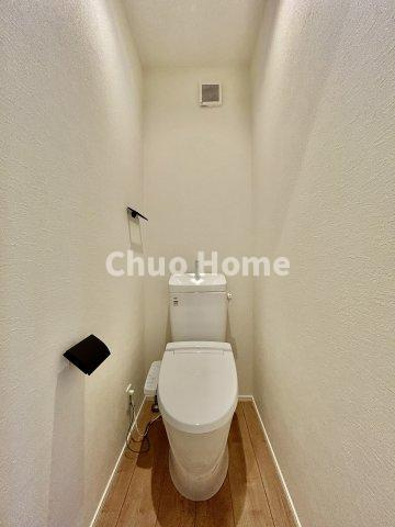 葛飾区金町5丁目新築分譲住宅のトイレ|【トイレ×2】温水洗浄便座機能付きトイレ。温水洗浄便座は清潔にお使いいただくための大切なアイテムです。
