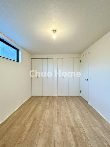 葛飾区金町5丁目新築分譲住宅の洋室|【洋室】快適に過ごす条件は、一人ひとり違います。だからこそ飾り過ぎないシンプルな内装と偏り過ぎないデザインで統一しております。居住していく中でオーナー様だけの【マイホーム】に創り上げて下さい