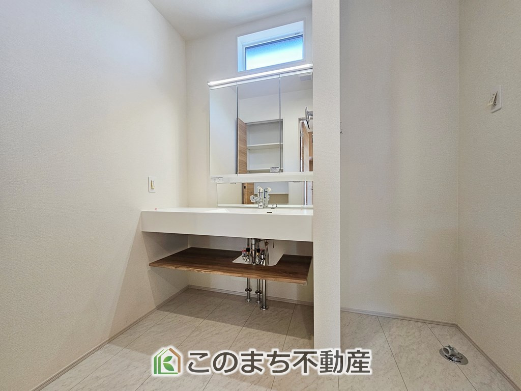 ブルーミングガーデン宇都宮市清原台3丁目の洗面所|同社施工物件の写真です。※建具やフローリング、その他仕様が違う場合がございます。シャンプードレッサーで朝の身支度♪伸びるホースでお掃除も簡単清潔です！