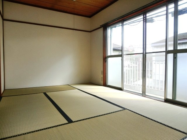 【居間・リビング】 | 平田荘 | 南向きの明るい居室スペース。