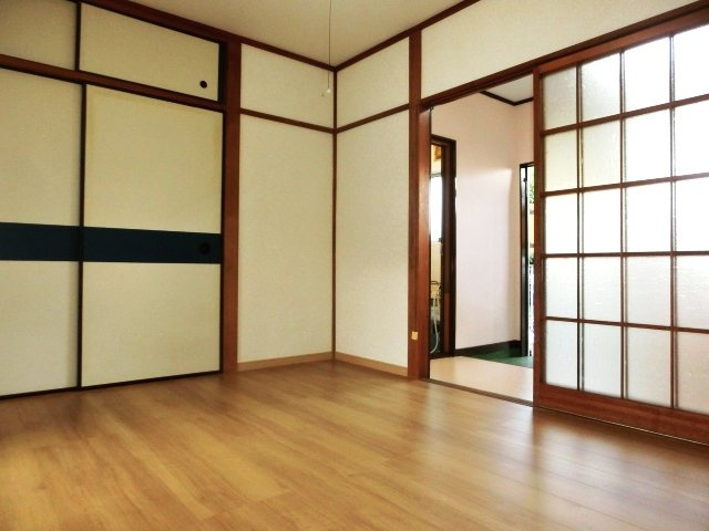 【居間・リビング】 | 平田荘 | フローリングの綺麗な洋室。