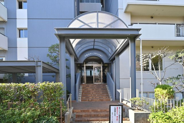 小松川パークマンション弐号棟のエントランス|「東大島」駅徒歩２分！防犯カメラ付き耐震基準適合マンション、小松川パークマンション弐号棟は即日現地案内可能となっておりますので、お気軽にお問い合わせください！