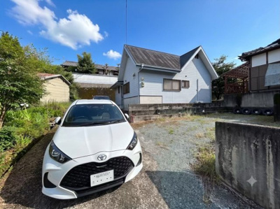 【外観】 | 山鹿市小群売家 | 進入口も広く出し入れも安心。写真はトヨタヤリス