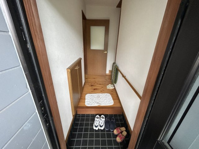 【玄関】 | 山鹿市小群売家 | 下駄箱が壁面に収納され狭く感じません。