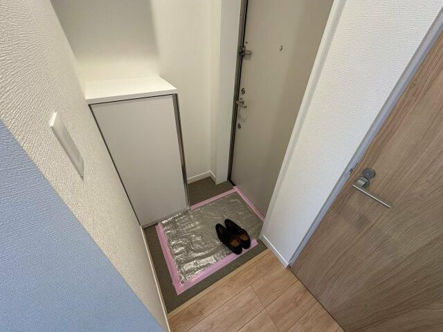 ヒューゲルハイム三軒茶屋の玄関|２面採光