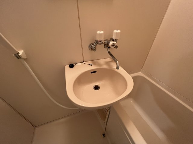浴室内に洗面台がついてます！