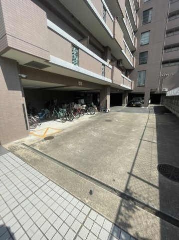 グランドアビタシオン平尾の駐車場