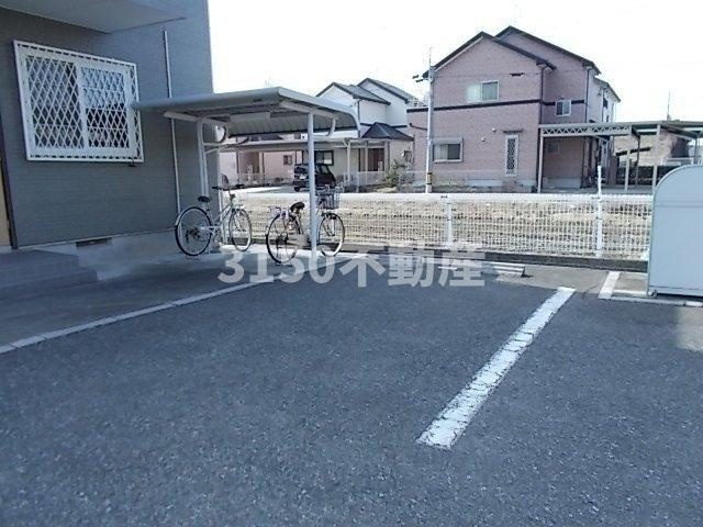 ベンヴェヌートⅠの駐車場|車をお持ちの方に嬉しい駐車場付きの物件です
