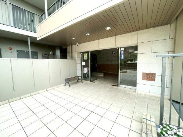 日商岩井香里ケ丘マンションのエントランス|■物件内覧・資金計画相談・住宅ローン相談、リフォーム相談、お問合せ受付中■
※当日・翌日のご内覧、ご相談はお電話でのお問合せがスムーズです！
