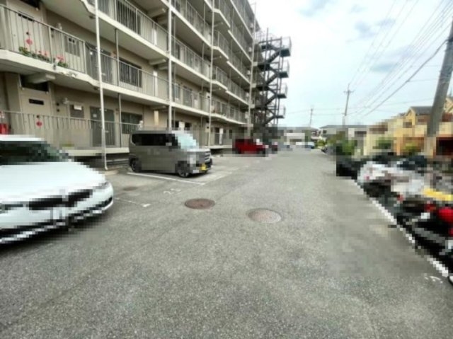日商岩井香里ケ丘マンションの駐車場|■物件内覧・資金計画相談・住宅ローン相談、リフォーム相談、お問合せ受付中■
※当日・翌日のご内覧、ご相談はお電話でのお問合せがスムーズです！