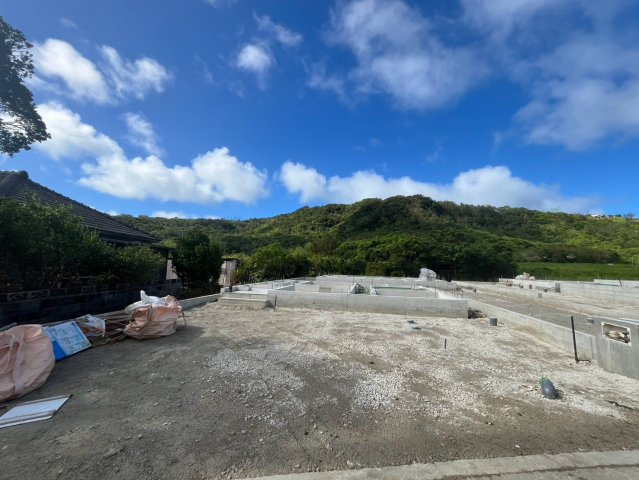 ♥♥南城市佐敷伊原第2-1号棟（全4棟）の前面道路含む現地写真