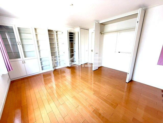 田柄1丁目戸建の居間・リビング