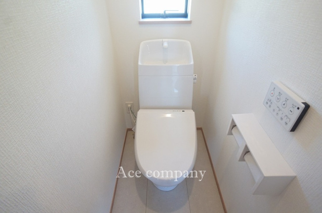 【内観：施工例】 | 東大阪市中鴻池町2丁目 | 【同社による同仕様の施工例】トイレは1階と2階の各階に完備♪ともに同仕様のシャワートイレです☆