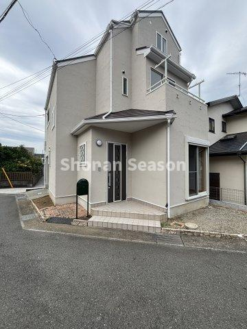 【現地画像あり】中郡大磯町東小磯　中古戸建　74.02平米の外観|北向き道路幅4.5ｍに接道！高低差もなく、駐車もスムーズです♪