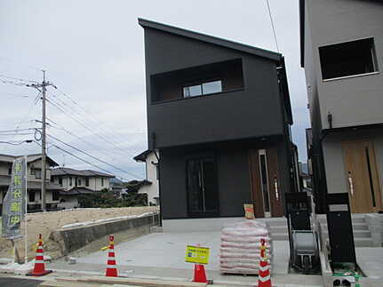 西区山田新町１丁目 の前面道路含む現地写真