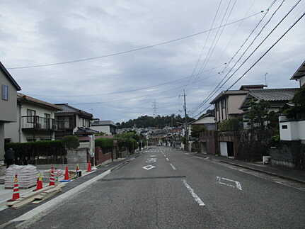 西区山田新町１丁目 の前面道路含む現地写真