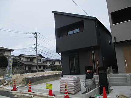 西区山田新町１丁目 の前面道路含む現地写真