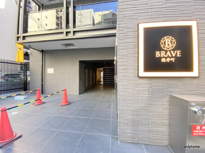 BRAVE徳井町のエントランス