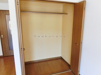 【収納】 | メゾンサトウ | お部屋には大きめの収納スペースがあります。中にはポールがあり、ちょっとした小物からお洋服まで便利に収納可能です。