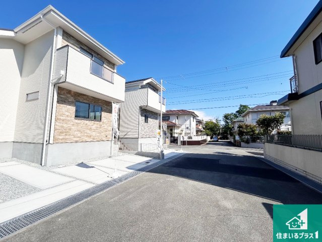 神戸市西区狩場台　第3期　新築一戸建ての前面道路含む現地写真|周辺は閑静な住宅街！前面道路広々で車の出し入れも便利です。駐車が苦手な方でも安心して車庫入れできます！