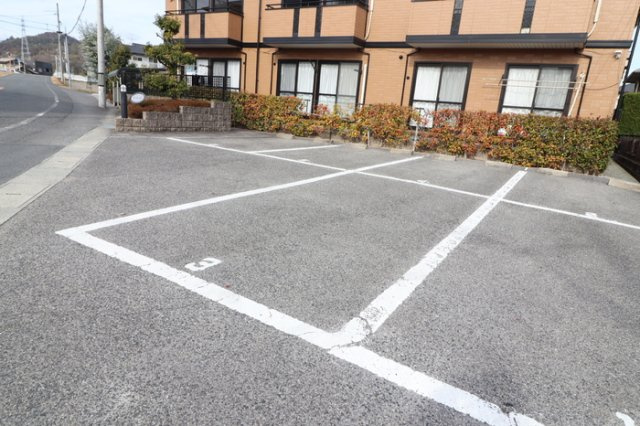 リトルバード横井　B棟の駐車場