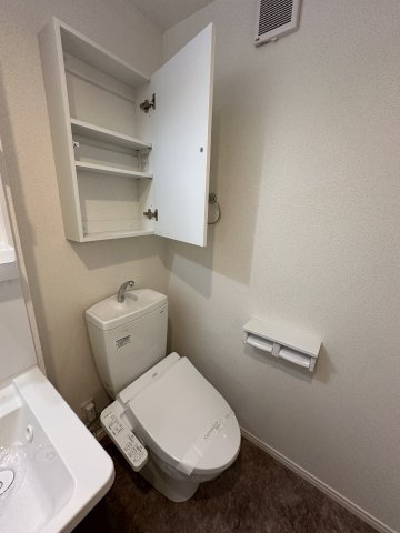 ベイルーム横須賀衣笠フロントのトイレ|落ち着いた色調のトイレです