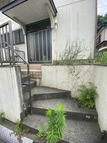 岩戸5丁目戸建のエントランス|外階段