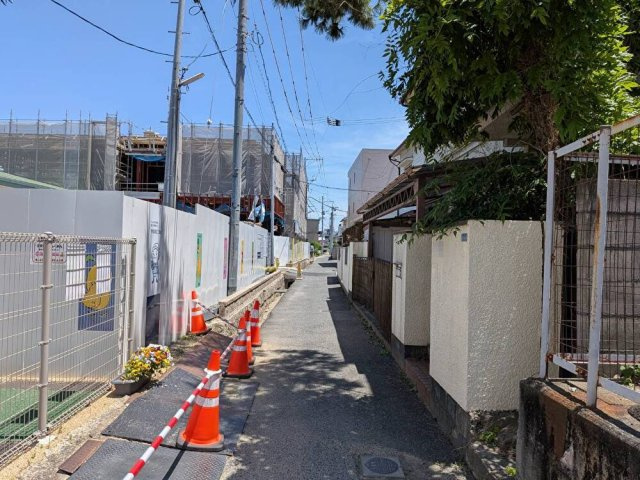 岡山市北区津島南1丁目 土地の前面道路含む現地写真|◆北側前面道路の幅員は約1.9ｍ～3.3ｍです。