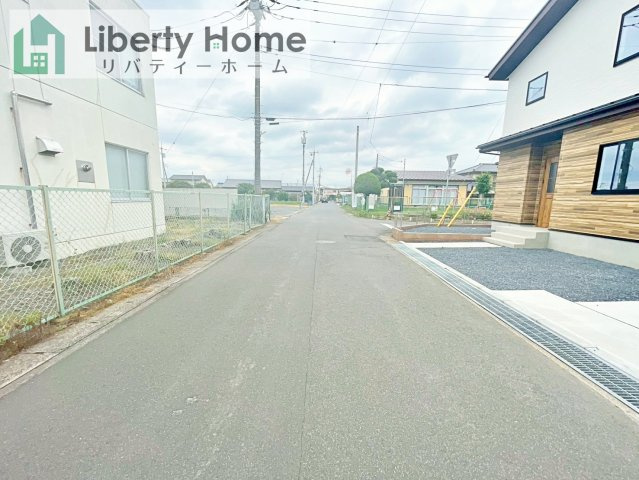 水戸市吉沢町4期　新築戸建の前面道路含む現地写真