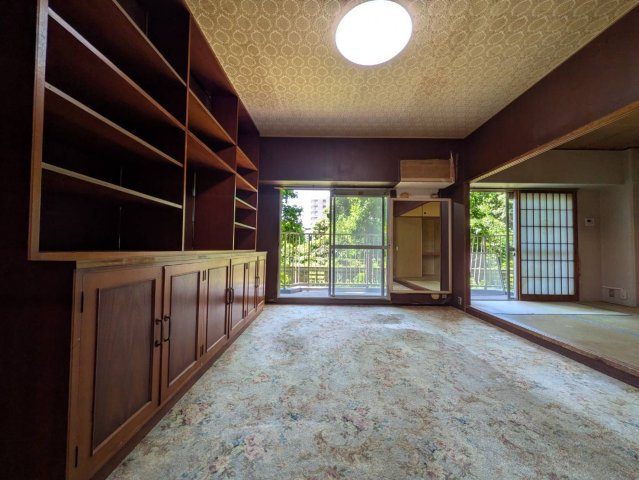 ファミール岡山 1階部分の居間・リビング|◆収納も豊富にございますので散らかりがちな荷物もすっきり収まります。