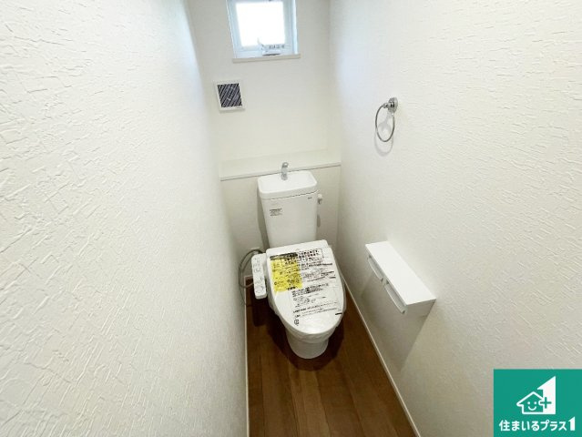 尼崎市西本町　第4期　新築一戸建てのトイレ|1・2階の2ヶ所にあるので、朝の忙しい時間の順番待ちもなく、深夜の利用にも大変便利です。