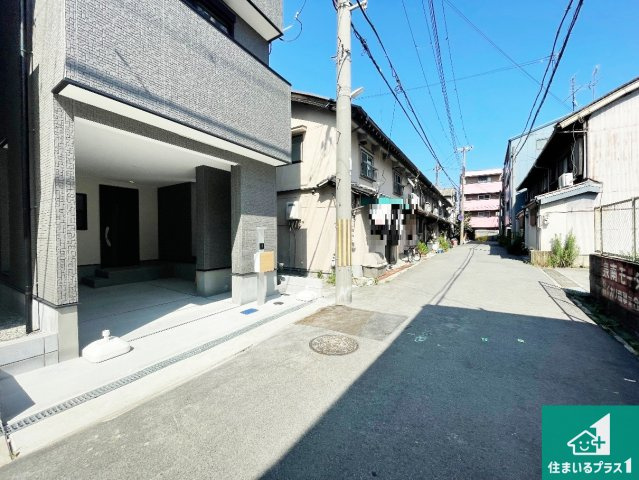 尼崎市西本町　第4期　新築一戸建ての前面道路含む現地写真|周辺は閑静な住宅街！前面道路広々で車の出し入れも便利です。駐車が苦手な方でも安心して車庫入れできます！