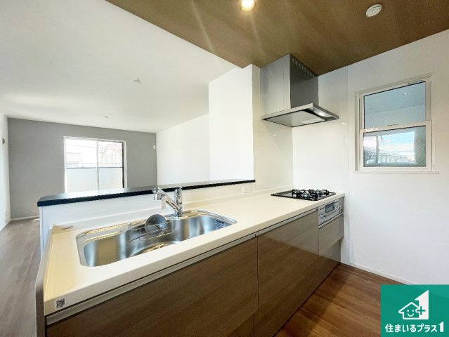 尼崎市西本町　第4期　新築一戸建てのキッチン|子供を見守りながらお料理が出来るため家族のコミュニケーションか増えます♪スペースが広く確保されている為お子様が大きくなったときは一緒に料理を楽しめます♪